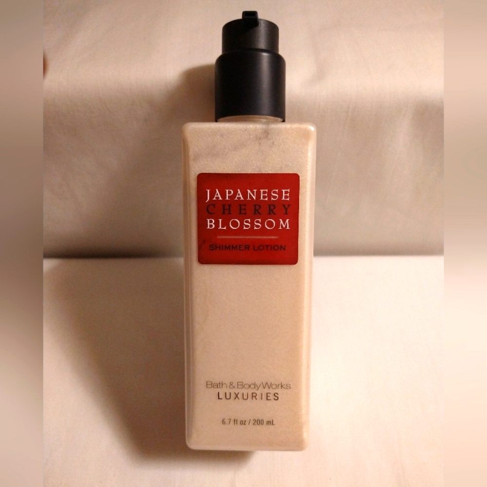 BATH BODY WORKS LUXURY JAPANESE CHERRY BLOSSOM SHIMMER LOTION-RETIRED (NWT)